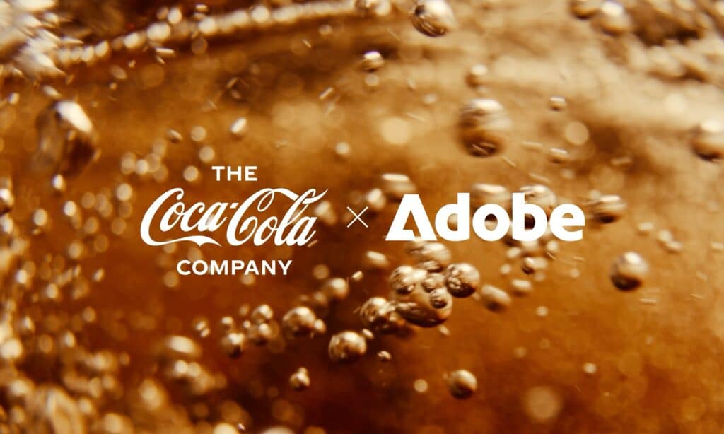 Logos de Coca-Cola y Adobe combinados, simbolizando su nueva alianza creativa