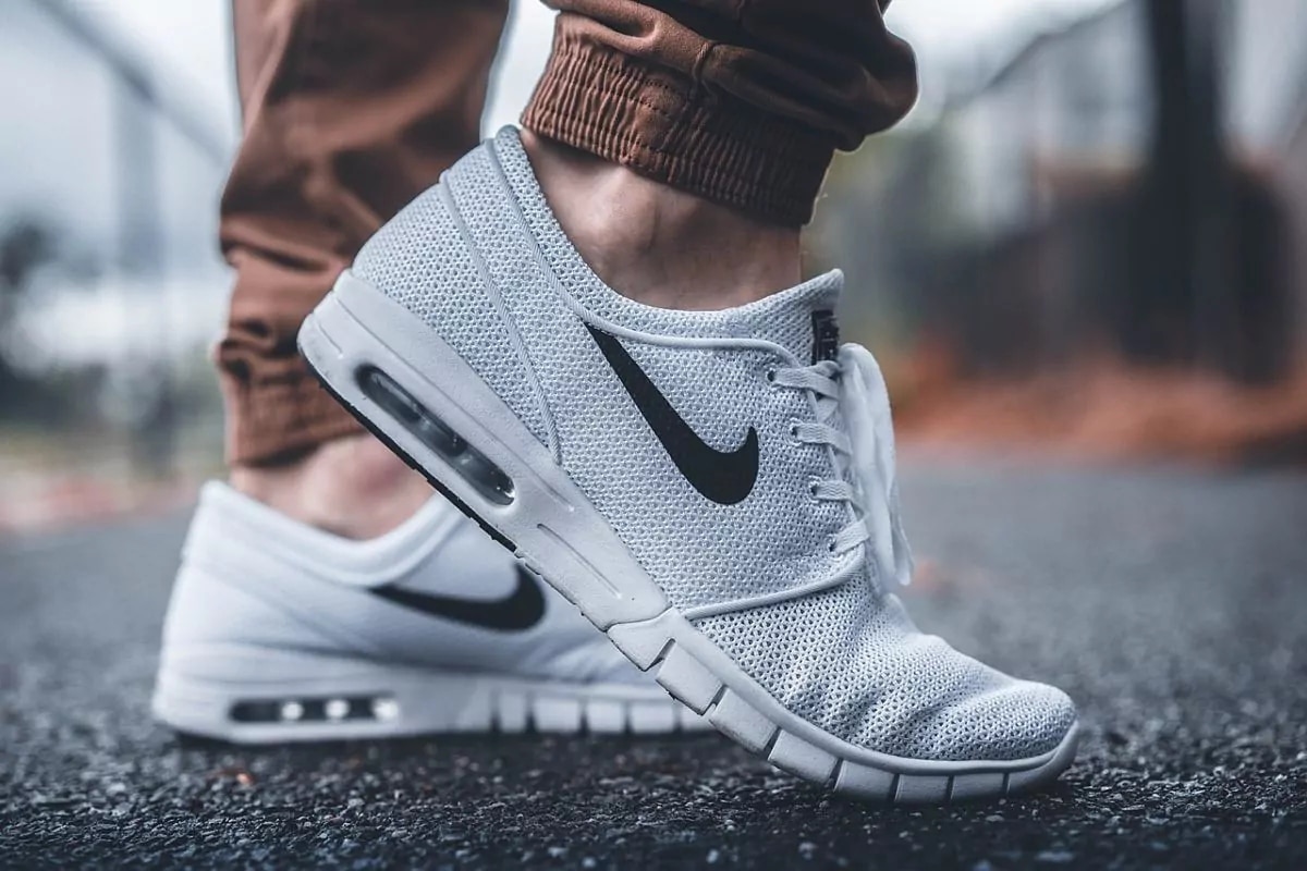 Fotografía de una zapatilla Nike en acción que representa el impacto cultural del logo Swoosh como un símbolo de movimiento, deporte y estilo de vida