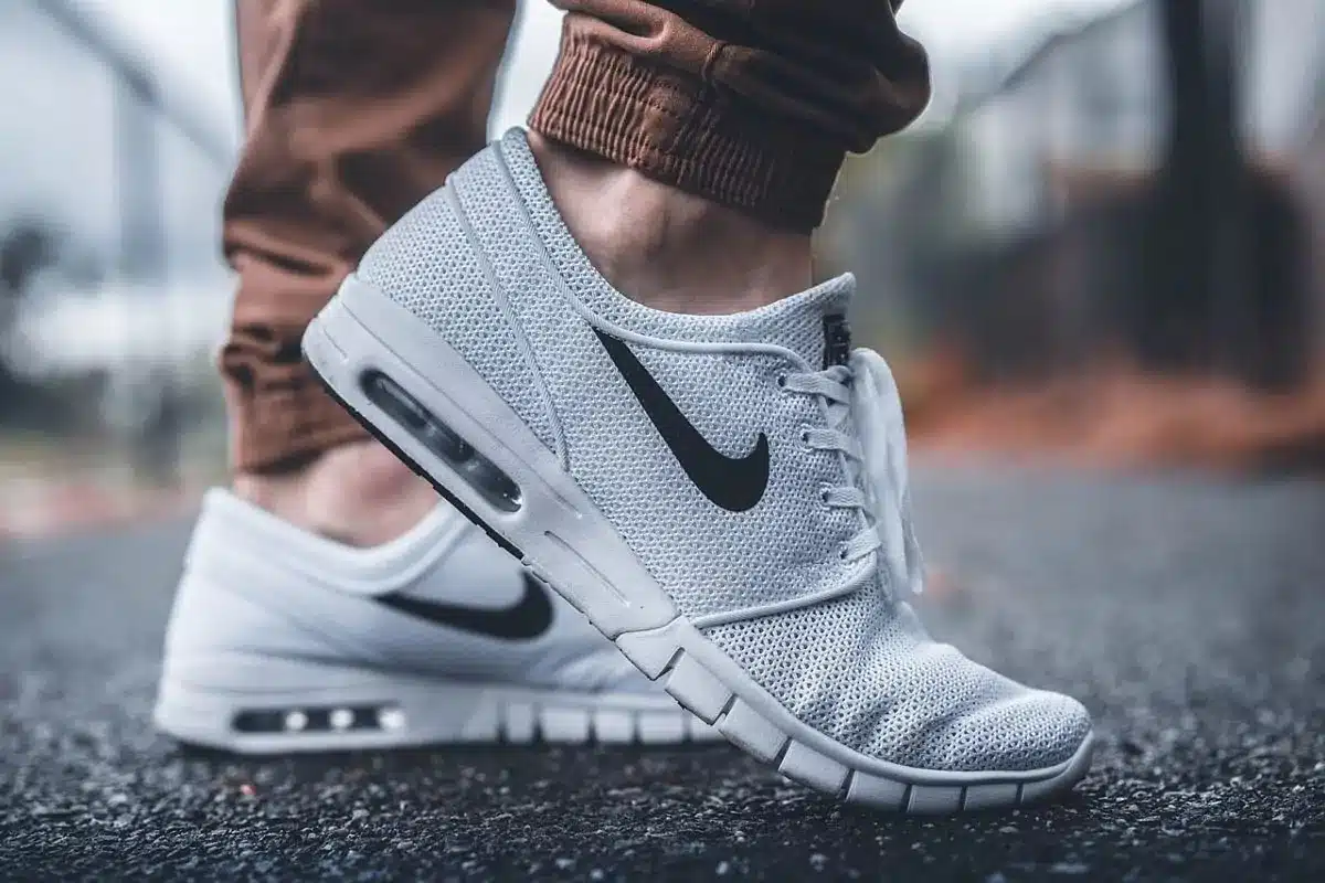 Fotografía de una zapatilla Nike en acción que representa el impacto cultural del logo Swoosh como un símbolo de movimiento, deporte y estilo de vida