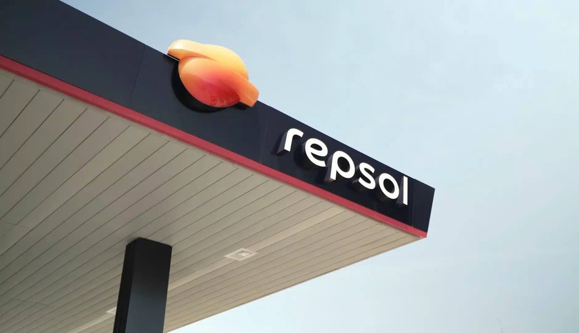 Logotipo renovado de Repsol en la marquesina de una estación de servicio tras su rebranding en 2025