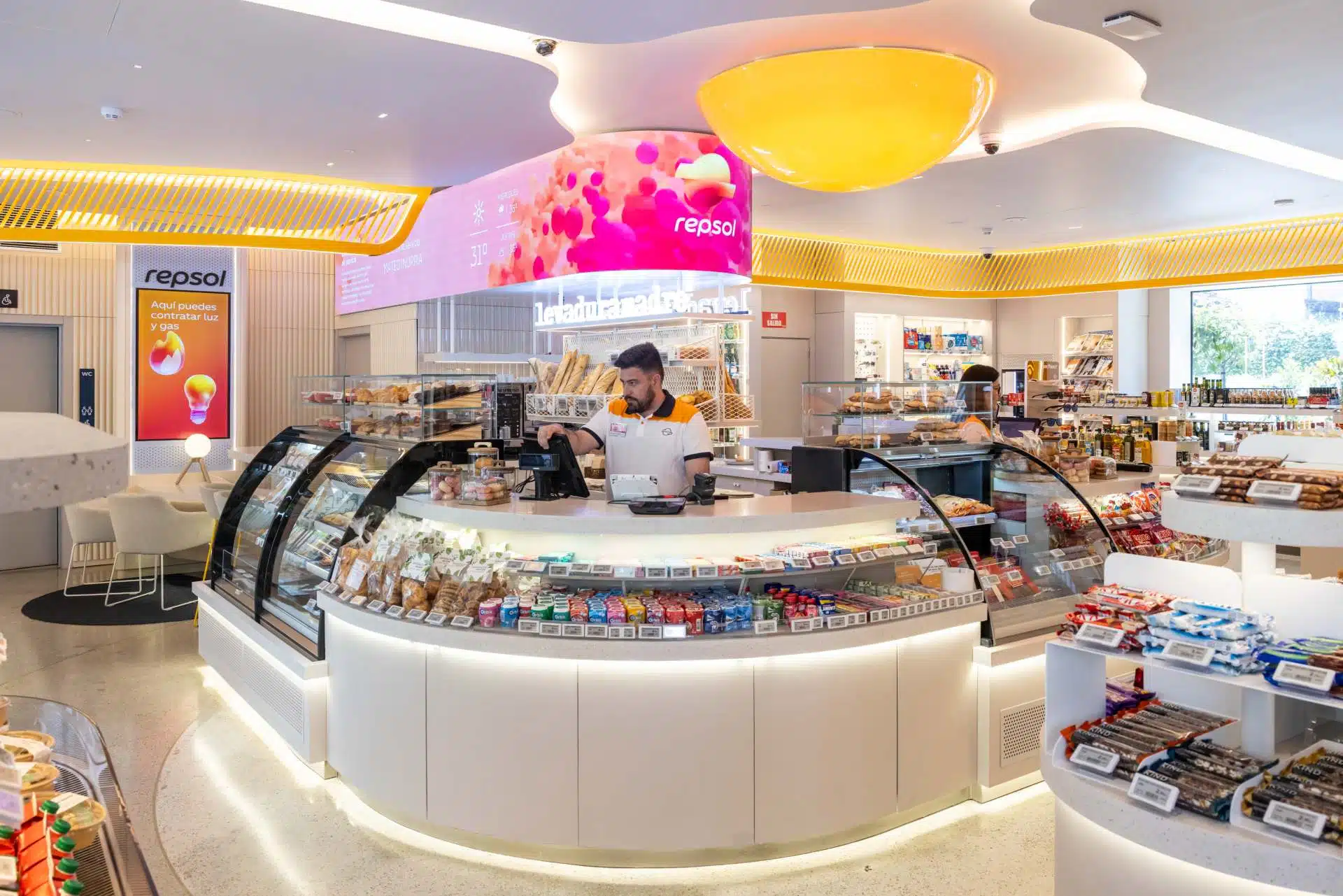 Interior de la nueva tienda Repsol tras el rebranding, con diseño moderno y zona de cafetería