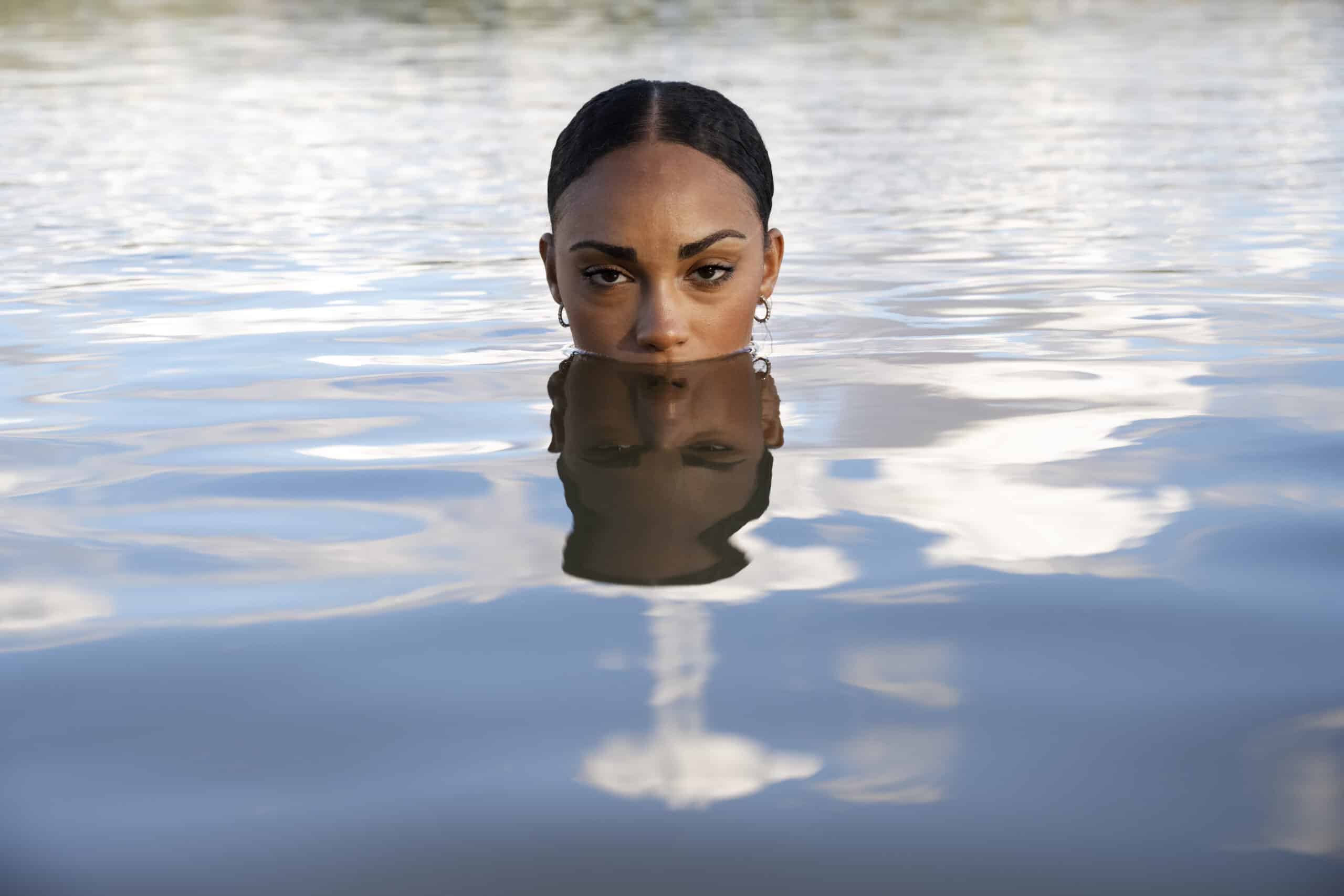 Reflejo nítido de un rostro en la superficie de un lago en calma, representando la importancia de la autenticidad y la verdad en la marca personal.