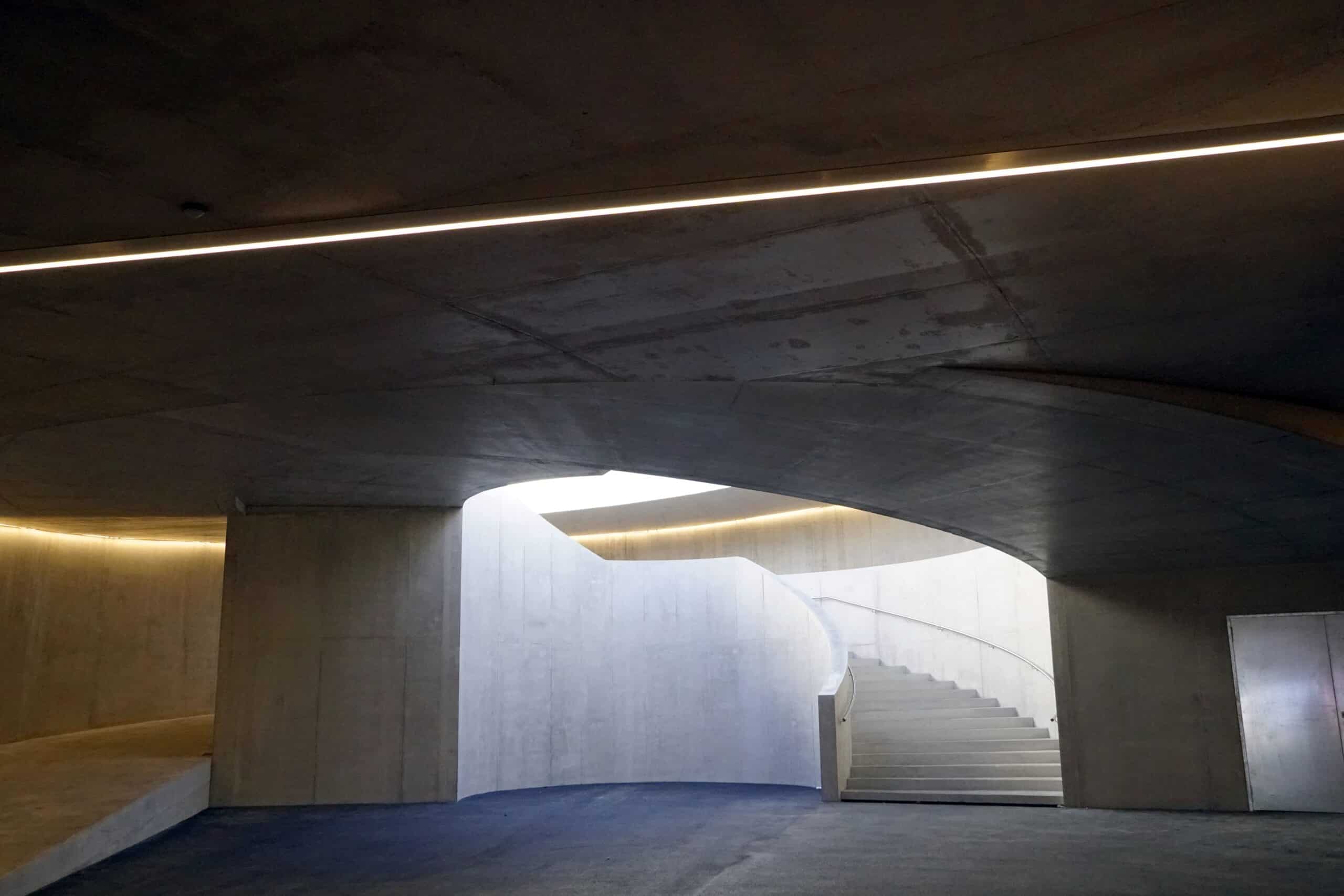 Interior de un espacio arquitectónico minimalista que ejemplifica el branding experiencial y la atmósfera de una marca de lujo silencioso.