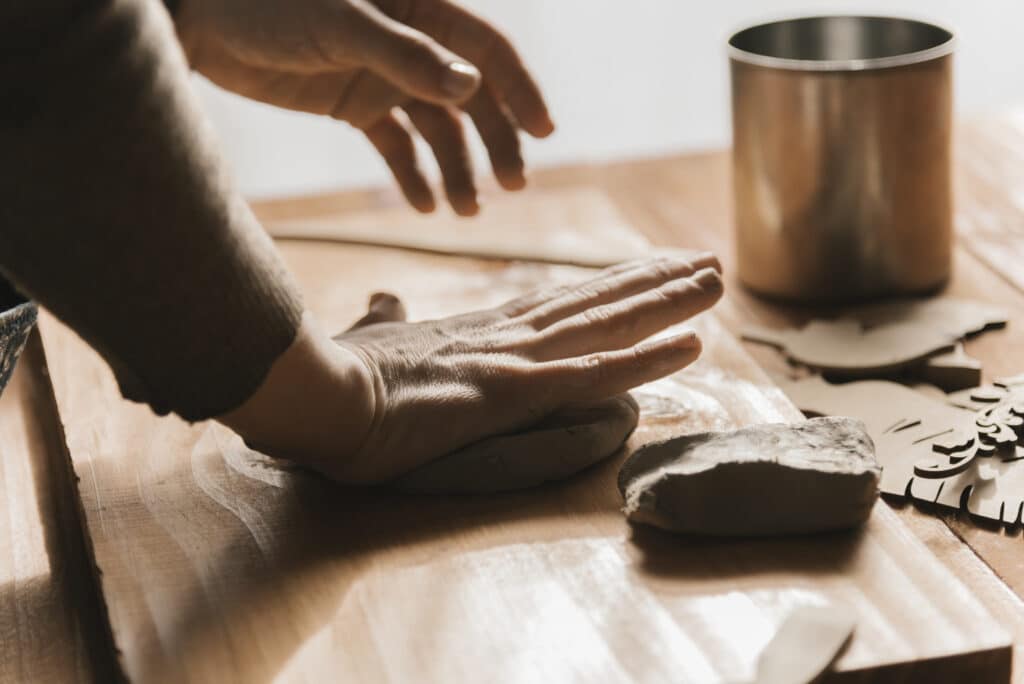 Primer plano de las manos de un artesano trabajando, representando la maestría y el valor intangible del branding de lujo silencioso.