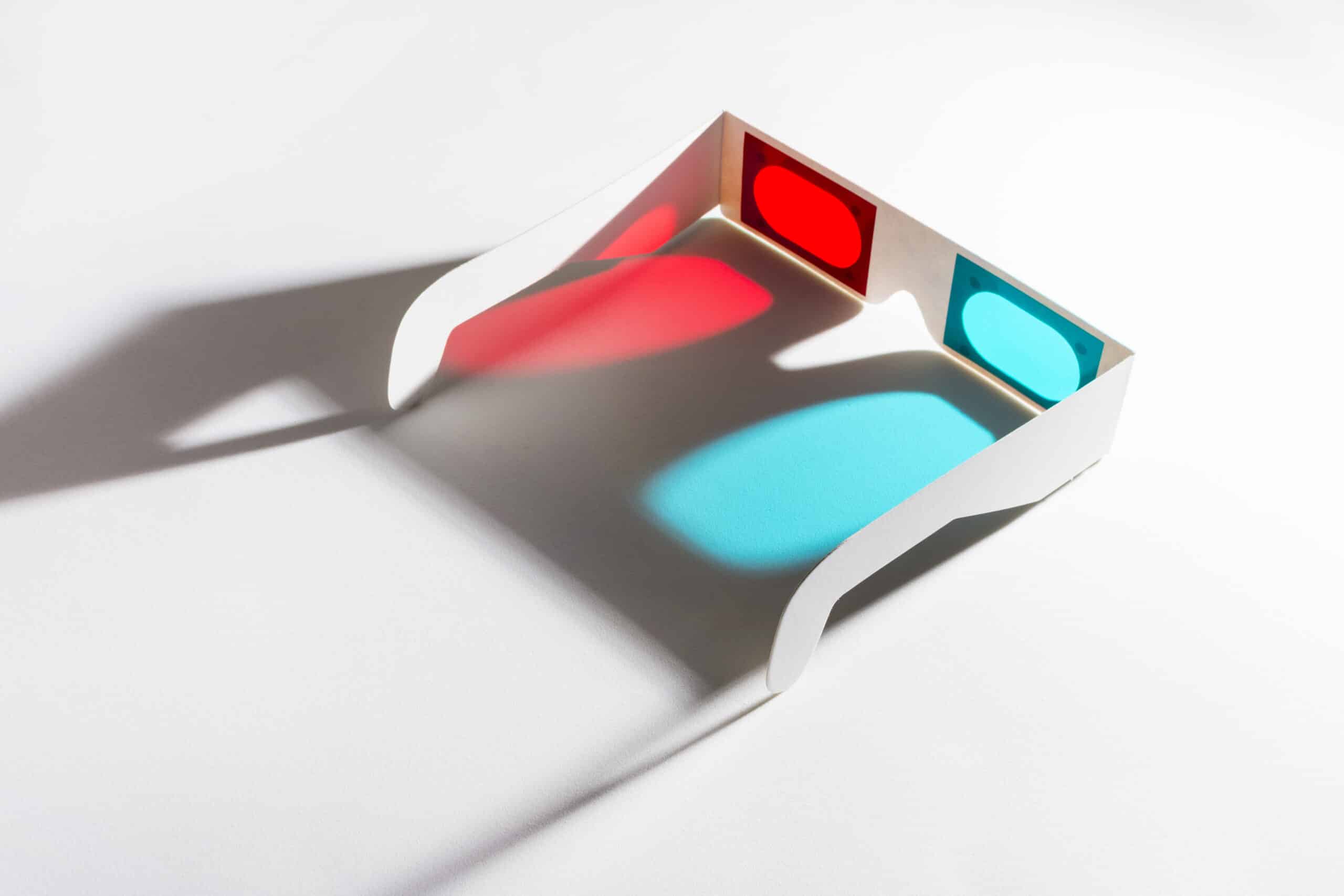 Concepto visual de un brand refresh mostrando la transición de una identidad de marca clásica a una moderna y relevante