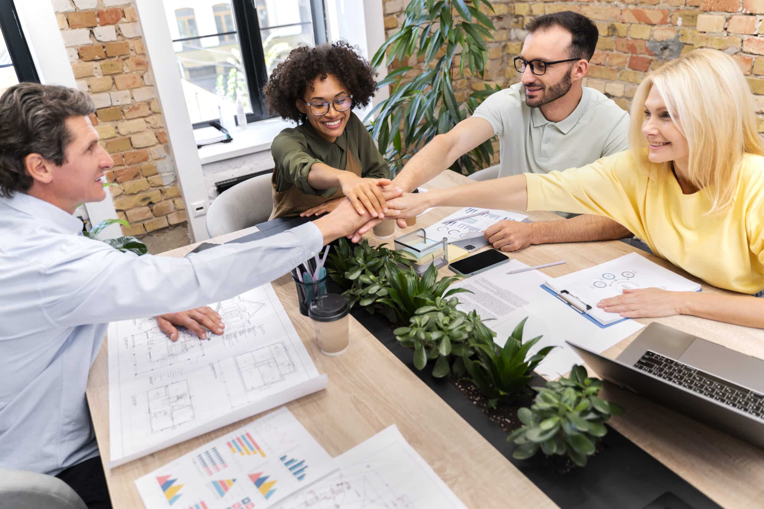 Un equipo de trabajo colaborando en una oficina, reflejando una cultura corporativa auténtica.