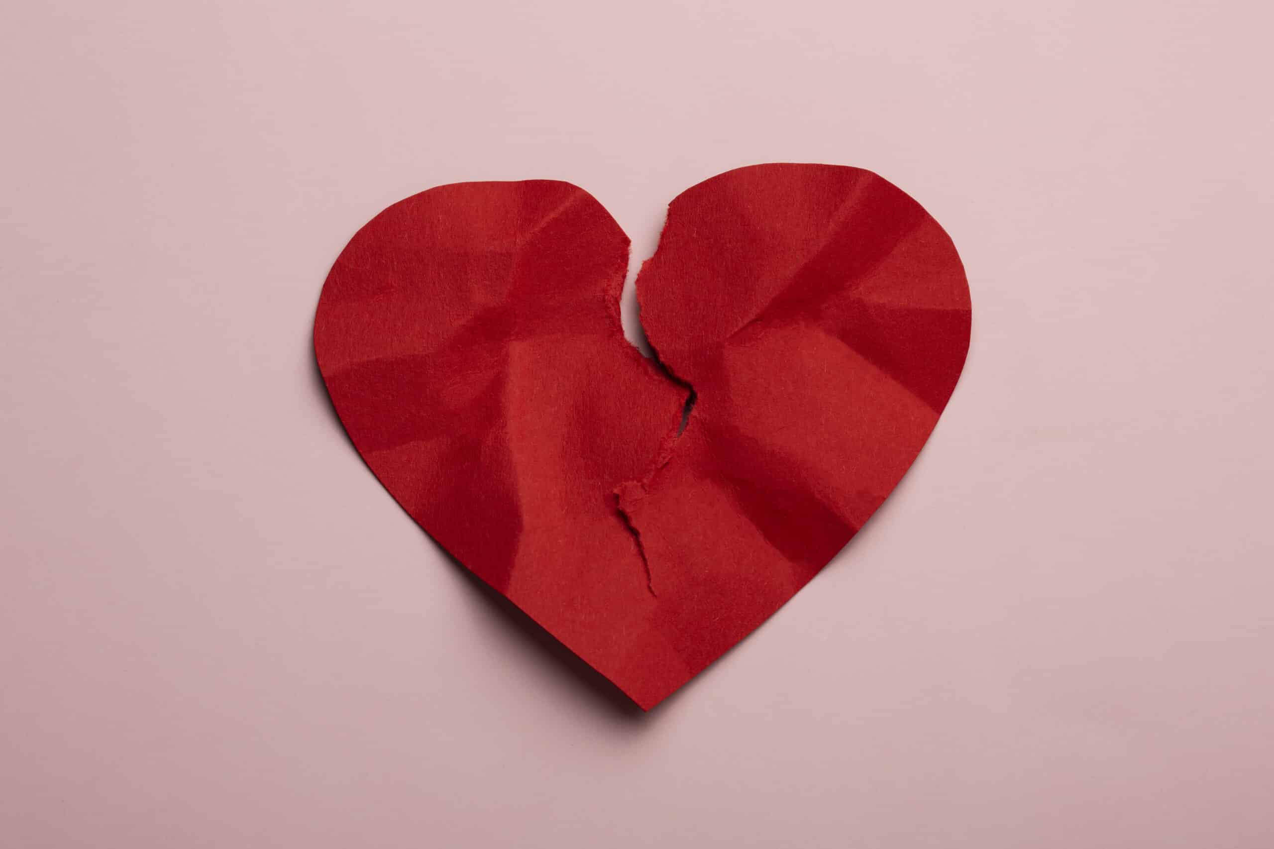 Corazón roto simulando que uno de cada dos consumidores no tiene conexión con ninguna marca