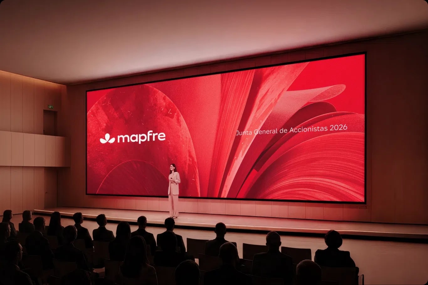 Aplicación de la nueva identidad visual de Mapfre en interfaz móvil y dispositivos digitales para mejorar la experiencia de usuario (UX).